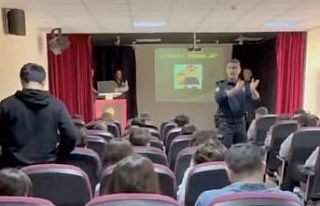 Eceabat’da emniyet ekiplerince öğrenciler bilgilendirildi