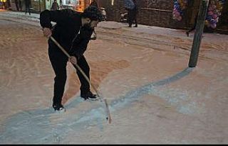 Elazığ’da esnafın karla mücadelesi