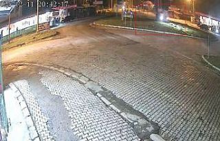 Elazığ’da kontrolü kaybedilen otomobil kavşaktaki...