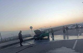 Elazığ’da seyir halindeki araç alev aldı