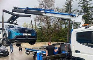 Elektrikli otomobilin yakınına yıldırım düştü,...