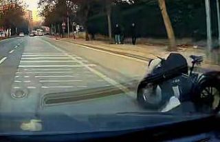 Eli cebinde bisikletle giderken araba altında kalmaktan...