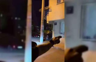 Elinde tabanca ile sokakta ateş edip tehditler savurdu