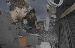 Endonezya’da ağlara takılan balina köpekbalığı...