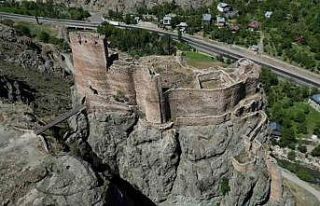 Engüzekkapı Kalesi bin yıllık ihtişamıyla ziyaretçilerini...