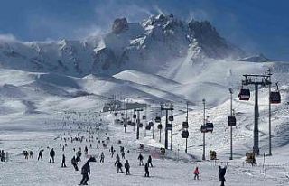 Erciyes’te hafta sonu pistler kayak severlerle doldu