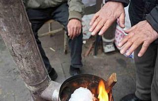 Erzincan pazarcısı soğukta sobayla ısınıyor
