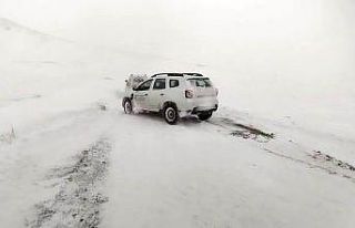 Erzurum’da kar ve tipi ulaşımı durma noktasına...