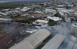 Esenyurt’ta devam eden fabrika yangını havadan...