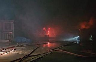 Esenyurt’ta hırdavat fabrikasında başlayan yangın...