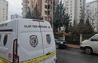 Eşinin evini baltayla açamayınca bina görevlisinin...