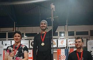 Eskişehirli sporcu, uzun kılıç kategorisinde 3....