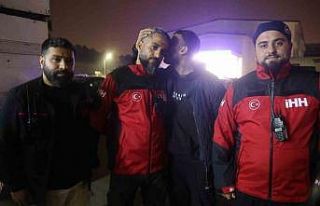 Evladını bulan arama kurtarma görevlisinin alnından...