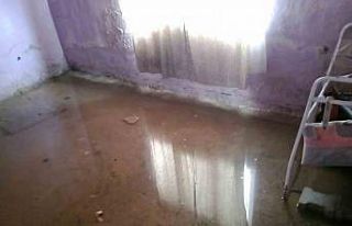 Evlerini su basan aile, geçici olarak lojmana yerleştirildi