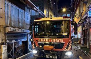 Fatih’te otoparkta çıkan yangın binaya sıçradı:...