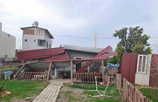 Fırtınanın çatısını uçurduğu evde mahsur...