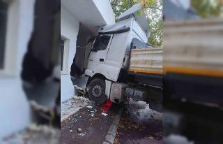 Freni boşalan tır, direk ve otomobile ardından...