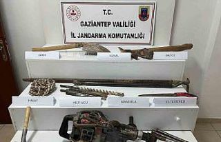 Gaziantep’te kaçak kazı yapan 4 şahsı jandarma...