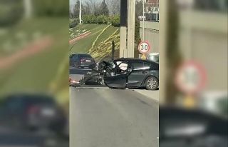 Gişelere çarpan otomobil kullanılamaz hale geldi,...