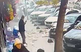 Güngören’de 5 katlı binada balkon çöktü, yayalar...