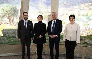 Gürcü Bakan ve dünyaca ünlü piyanist Bolkvadze’den...