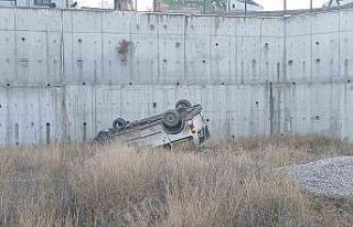 Hafif ticari araç 8 metrelik istinat duvarından...