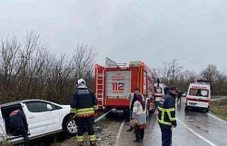 Hafif ticari araç kamyona çarptı: 2 yaralı