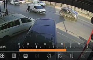 Hafif ticari araç yayaya çarptı: O anlar kamerada