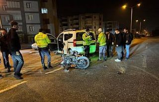 Hafif ticari araçla çarpışan motosikletin sürücüsü...