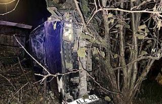 Hafif ticari araçla çarpışan otomobil tarlaya...