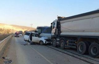 Hafif ticari araçla minibüs çarpıştı: 1 ölü