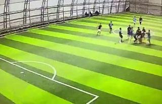 Halı sahadaki tekme tokatlı kavga kameraya yansıdı