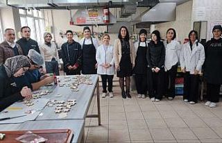 Halka açık kafede öğrenciler hem öğreniyor hem...