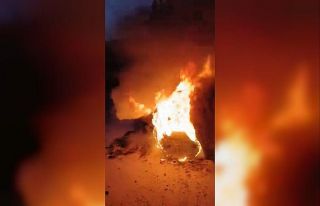 Hareket halindeki otomobil alev aldı