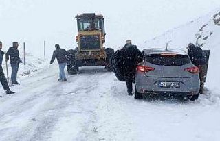 Hasköy-Mutki karayolu kar ve tipi nedeniyle ulaşıma...