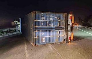 Hatay’da fırtına nedeniyle tırlar devrildi