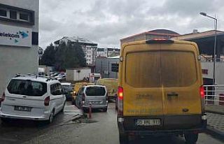 Her sabah trafiği felç eden PTT kargo araçları...