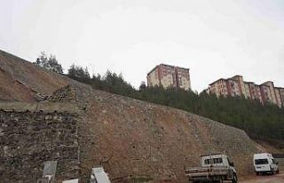 Heyelan sonrası yapılan istinat duvarlarında çatlaklar...