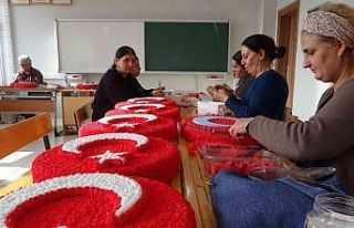 Hozat’ta 16 kadın, yapay çiçeklerle Türk Bayrağı...