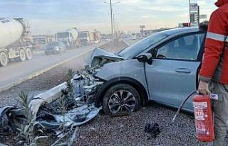 Hurdaya dönen araçtan yaralı kurtuldu