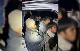 Iğdır’da bir araçta 12 düzensiz göçmen ve...