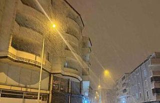 Iğdır’da kar yağışı şehir merkezini beyaza...