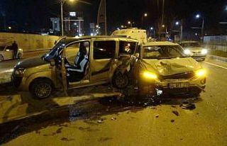 İki aracın kullanılamaz hale geldiği kazayı burunları...