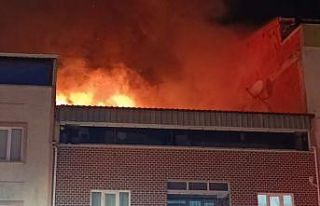 İki katlı evin çatısında çıkan yangın paniğe...