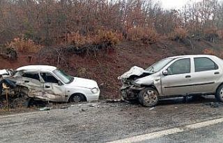 İki otomobil kafa kafaya çarpıştı: 1 ölü, 1’i...