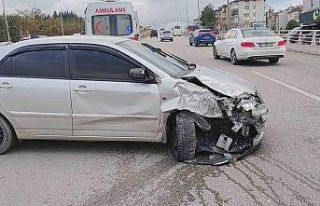 İki otomobilin çarpıştığı kaza anı kamerada:...