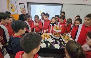 İlkokul öğrencileri sınıfta Regaip Kandili kutlaması...
