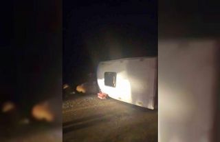 İnşaat işçilerini taşıyan minibüs devrildi:...