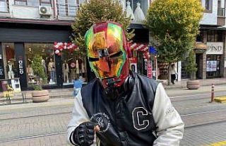 İron-Man kaskı ile dolaşan motosikletli dikkat...