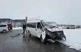 İşçi servisi tıra çarptı: 11 yaralı